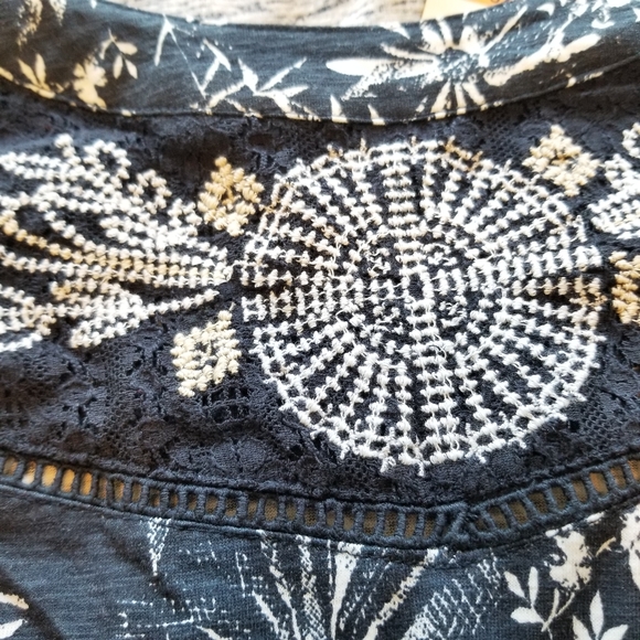 Style& Co Plus Size 3X Blue Lace Tank Top
3X - Picture 6 of 7